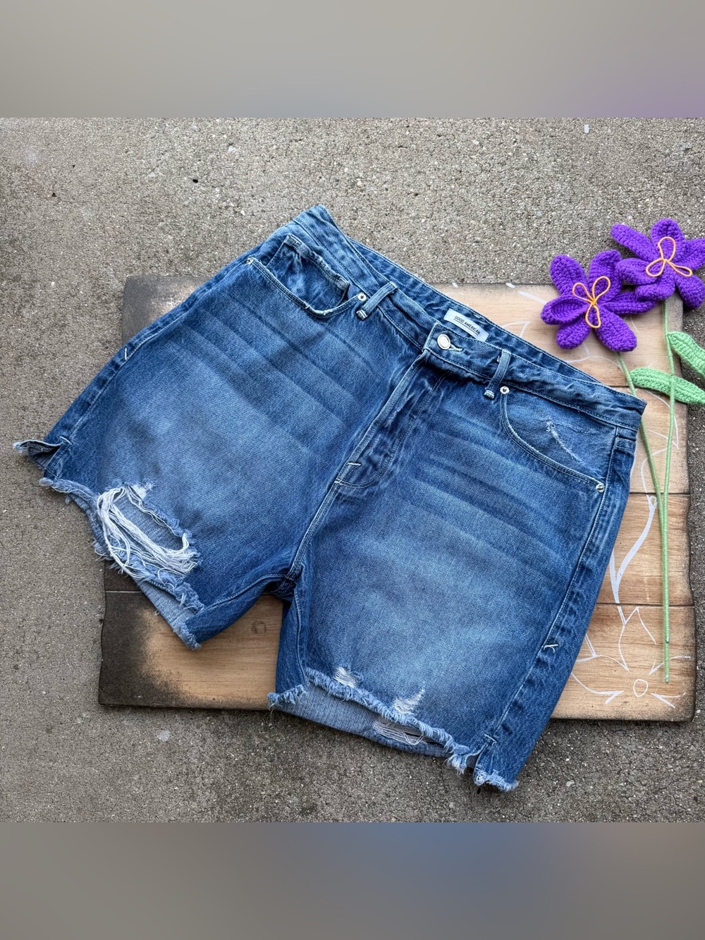 Good American Distressed Jean Shorts Size 12 / 31